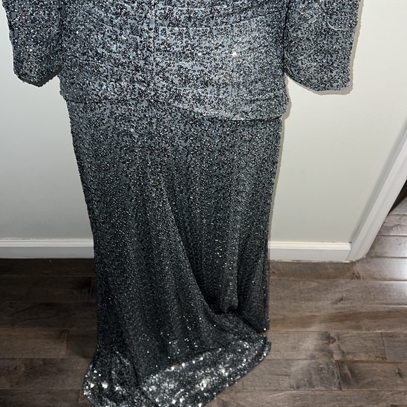La Femme Ruched Sequin Column Gown size 10 - Picture 8 of 9
